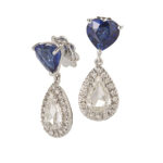 Orecchini in oro bianco con zaffiri blu a forma di cuore e diamanti bianchi a goccia taglio antico 