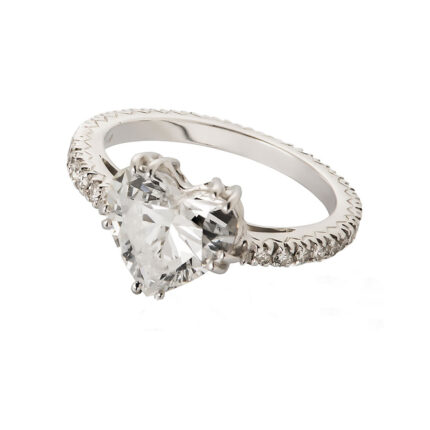 Anello in oro bianco con diamante centrale a cuore e diamanti sul gambo