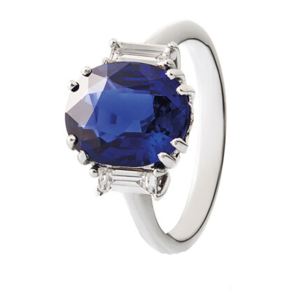 Anello in oro bianco con zaffiro centrale e diamanti taglio smeraldo