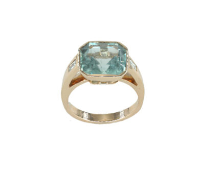 Anello in oro giallo con acqua marina e diamanti