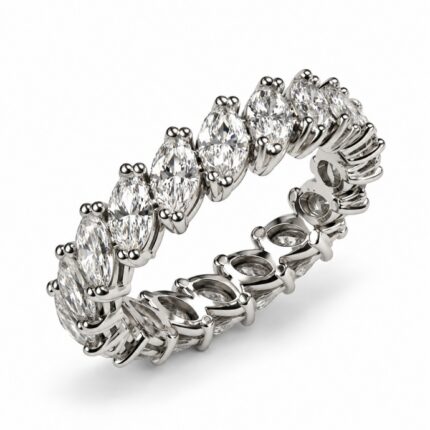 Anello in oro bianco e diamanti bianchi taglio marquise