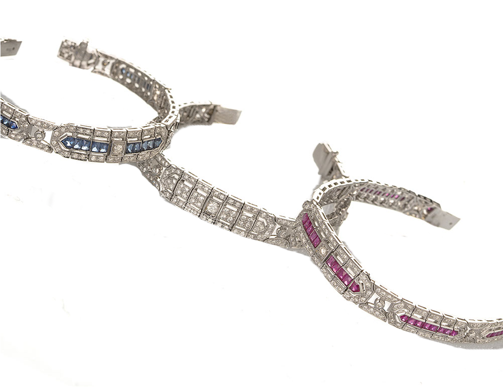 Bracciali in stile Decò con diamanti, zaffiri blu e zaffiri rosa Bracciali in stile Decò con diamanti, zaffiri e zaffiri rosa