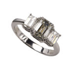 Anello  in oro bianco 18 carati con tre diamanti bianchi taglio smeraldo al centro