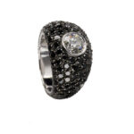 Anello in oro bianco 18 carati, con diamante bianco e diamanti neri a contorno