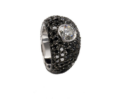 Anello in oro bianco 18 carati, con diamante bianco e diamanti neri a contorno