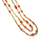 Collana in oro giallo con pepite di corallo impreziosite da diamanti