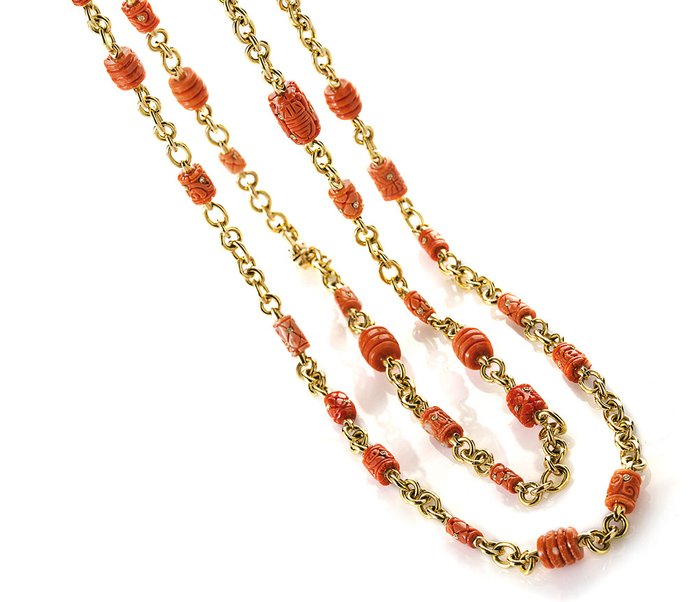 Collana in oro giallo con pepite di corallo impreziosite da diamanti Collana in oro giallo con pepite di corallo impreziosite da diamanti