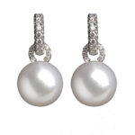 Orecchini in oro bianco con perle bianche e diamanti bianchi