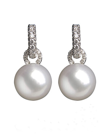 Orecchini in oro bianco con perle bianche e diamanti bianchi