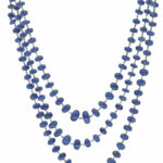 Collana in oro bianco a tre fili con zaffiri blu degràde e chiusura in oro bianco con diamanti white