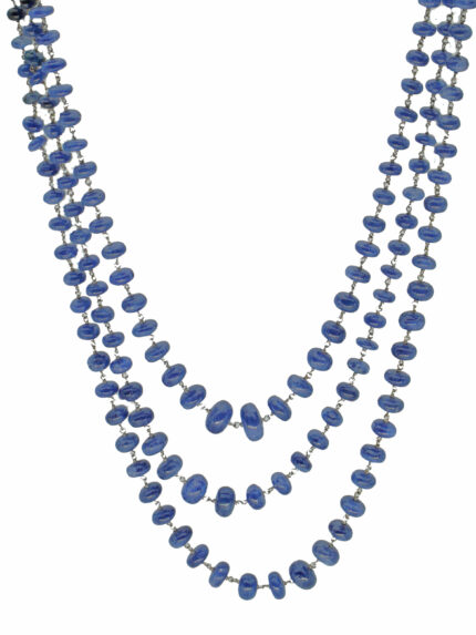 Collana in oro bianco a tre fili con zaffiri blu degràde e chiusura in oro bianco con diamanti white