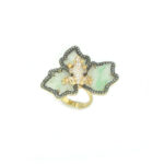 Anello in oro giallo 18 carati con elementi in giada vecchia, diamanti bianchi e verdi