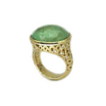 Anello in oro giallo con importante smeraldo e piccoli diamanti