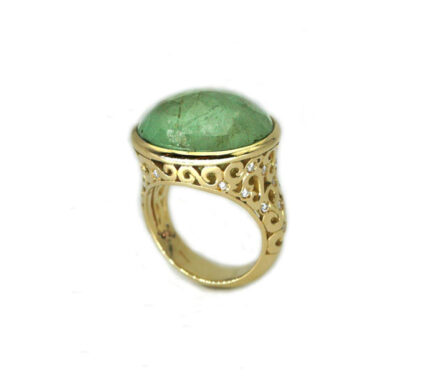Anello in oro giallo con importante smeraldo e piccoli diamanti