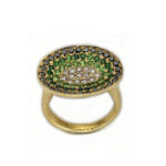Anello in oro giallo con diamanti ice, diamanti verdi e tzavoriti.
