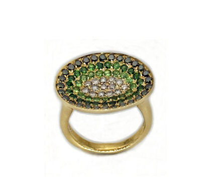Anello in oro giallo con diamanti ice, diamanti verdi e tzavoriti.