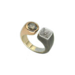 Anello in oro bianco e oro rosa con diamante brown taglio a brillante e pavè di diamanti bianchi