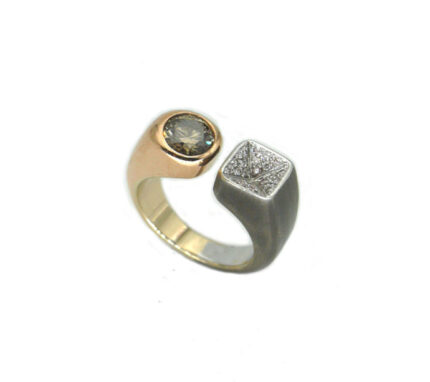 Anello in oro bianco e oro rosa con diamante brown taglio a brillante e pavè di diamanti bianchi