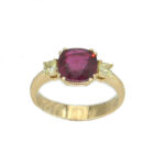 Anello in oro giallo 18 carati, rubino naturale del Mozambico e diamanti fancy yellow