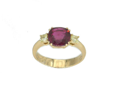 Anello in oro giallo 18 carati, rubino naturale del Mozambico e diamanti fancy yellow