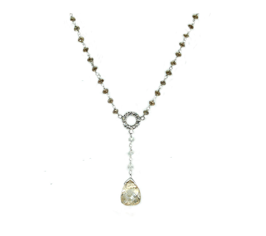 Collana in oro bianco 18 carati con diamante brown taglio a goccia e beads di diamanti brown e white. Collana in oro bianco 18 carati con diamante brown taglio a goccia e beads di diamanti brown e white.