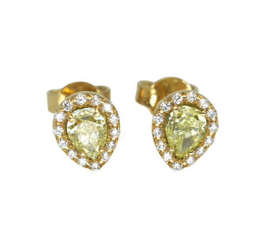 Orecchini in oro giallo 18 carati con due diamanti fancy yellow taglio a goccia e diamanti bianchi Orecchini in oro giallo 18 carati con due diamanti fancy yellow taglio a goccia e diamanti bianchi