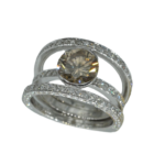 Anello in oro bianco 18 carati con diamante brown centrale e brillanti