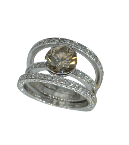 Anello in oro bianco 18 carati con diamante brown centrale e brillanti