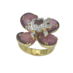 Anello in oro giallo con zaffiri rosa, diamanti e rubini