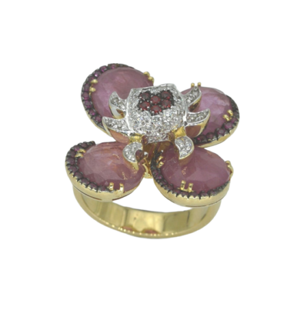 Anello in oro giallo con zaffiri rosa, diamanti e rubini
