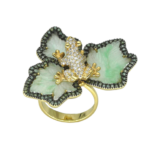 Anello in oro bianco con giada, diamanti bianchi e verdi