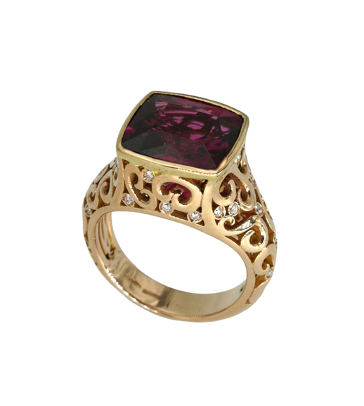 Anello in oro rosa con rubellite e diamanti bianchi Anello in oro rosa con rubellite e diamanti bianchi