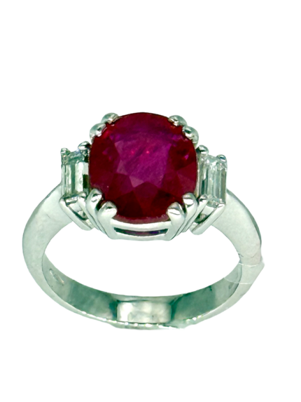 Anello in oro bianco con rubino Burma e diamanti
