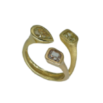 Anello in oro giallo e rosa con due diamanti gialli e uno rosa