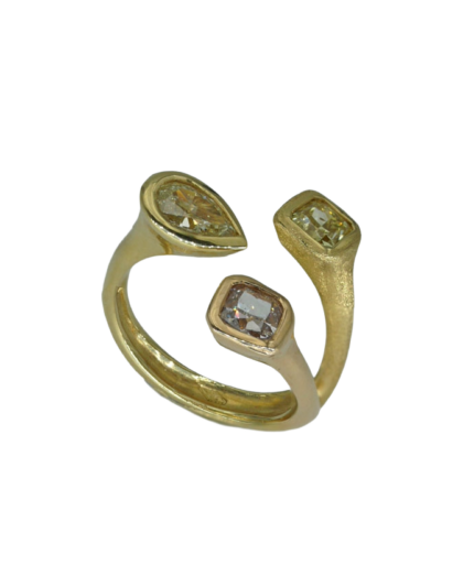 Anello in oro giallo e rosa con due diamanti gialli e uno rosa