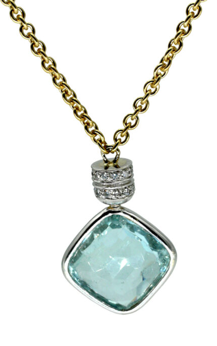 Collana in oro giallo e bianco con ciondolo con acquamarina e diamanti bianchi