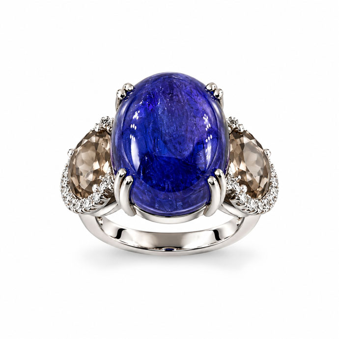Anello in oro bianco con tanzanite, due diamanti ice e bianchi Anello in oro bianco con tanzanite, due diamanti ice e bianchi