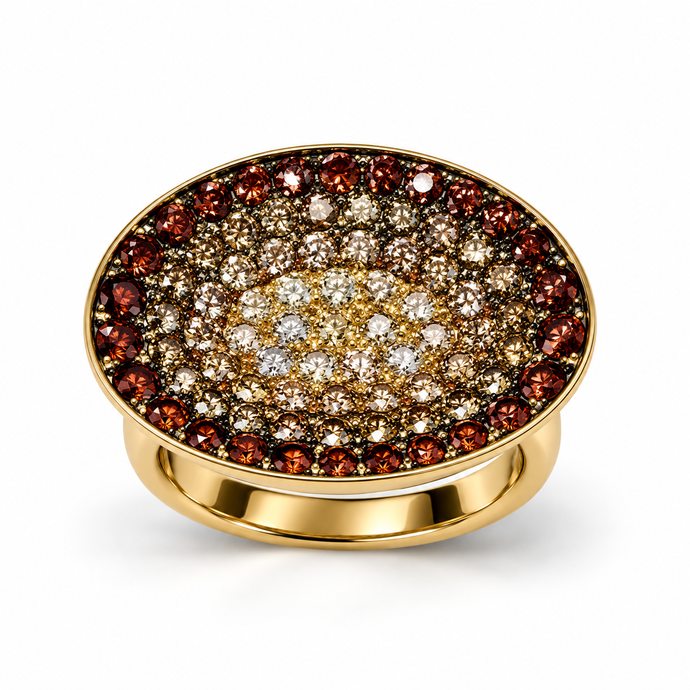 Anello in oro giallo con diamanti color cognac, brown e ice Anello in oro giallo con diamanti color cognac, brown e ice