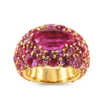 Anello con zaffiro rosa centrale e pave di zaffiri