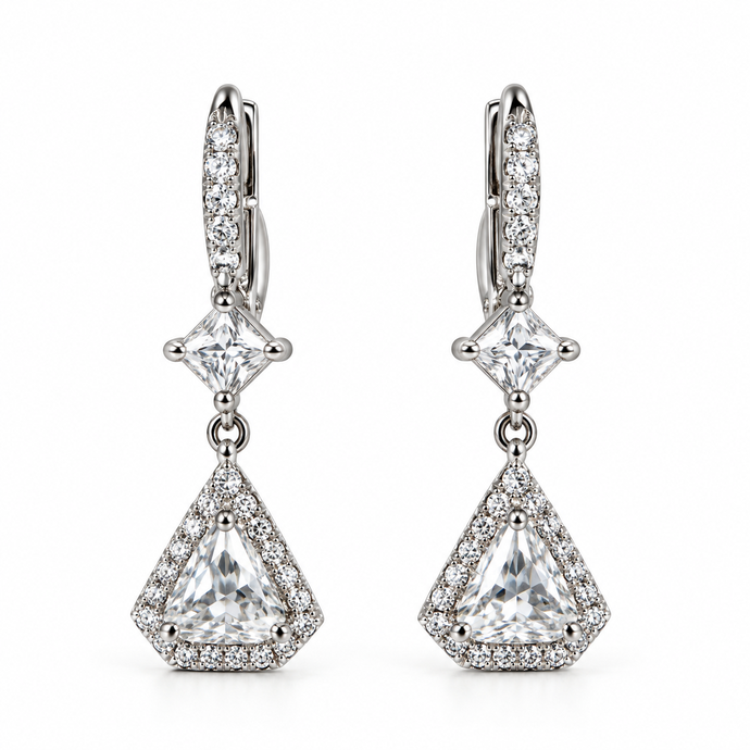Orecchini in oro bianco con diamanti taglio princess, trillion e a brillante Orecchini in oro bianco con diamanti taglio princess, trillion e a brillante